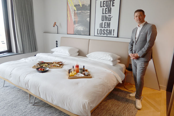 Ein Doppelzimmer in den teilnehmenden Hotels der Luxus und First-Class gibt es im Rahmen der Aktion Tapetenwechsel 2021 für € 159 incl. Frühstück. Frank Heckelmann, General Manager Andaz Munich Schwabinger Tor zeigt uns ein Zimmer in seinem Haus im Rahmen der Pressekonferenz zu "Tapetenwechsel 2021" (©Foto: Martin Schmitz)